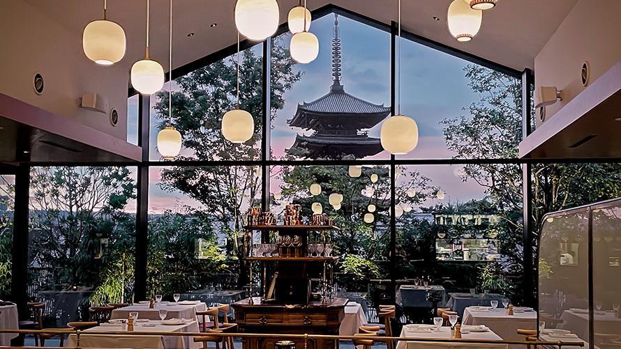 夕暮れ時、Benoit Kyoto内の大きな窓から見える法観寺・八坂の塔。